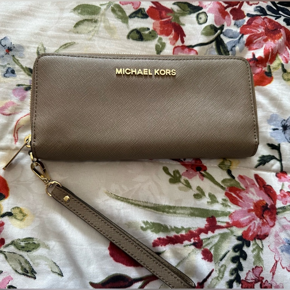 🎉SOLD🎉Michael Kors Pebbled Leather Continental Wristlet/Wallet - Bone color